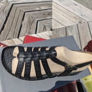 Brand new Ariat Edgewater sandals